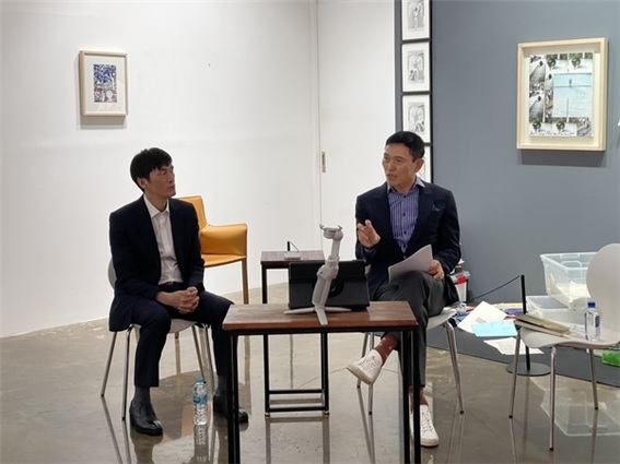 사진: 《이건용과 화상 김수열: 작품과 기록들》展 아트토크 프로그램 진행 모습. (좌)아산갤러리 김수열 대표, (우)피카프로젝트 아트 디렉터 김순응 (사진 제공=피카프로젝트)