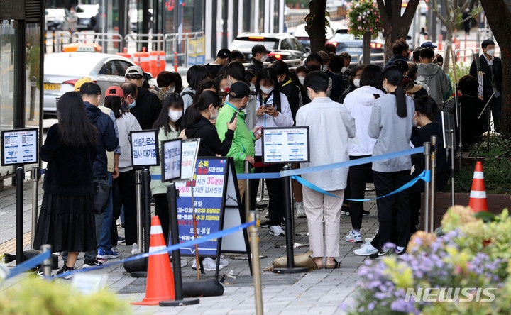 지난 12일 오전 서울 송파구보건소 선별진료소에 시민들이 검사를 받기 위해 대기하고 있다.