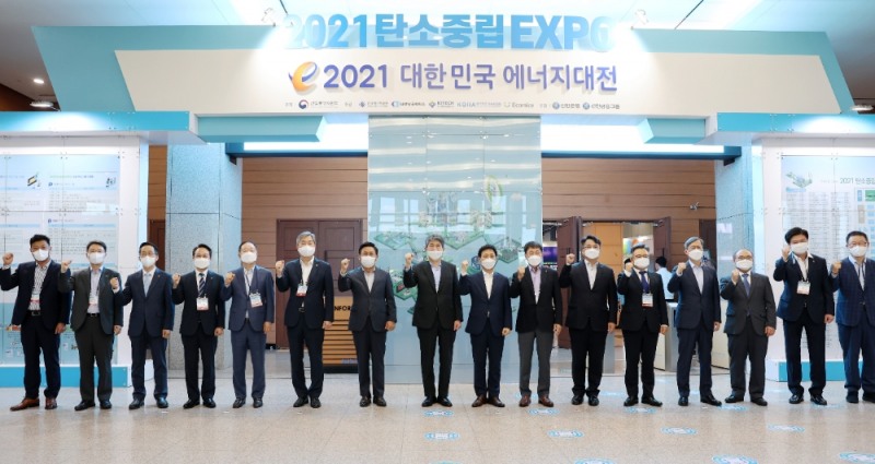 일산 킨텍스 제1전시장에서 개최된 2021 대한민국 에너지대전에서 개막식 행사를 마치고 단체 기념촬영을 하고 있다. 사진 설명 : 박기영 산업통상자원부 제2차관(좌측에서 아홉번째), 김창섭 한국에너지공단 이사장(좌측에서 여덟번째)