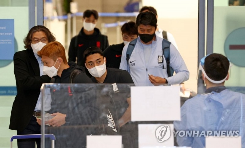 (영종도=연합뉴스) 2022 카타르월드컵 아시아최종예선 A조 4차전을 치른 한국 축구 국가대표팀 이동경(왼쪽 두번째), 이동준(왼쪽 세번째)이 13일 오후 인천국제공항 제1터미널에 도착해 이동하고 있다.국가대표팀은 지난 12일(현지시간) 테헤란에서 열린 이란과의 원정 경기에서 1대1 무승부를 거뒀다.