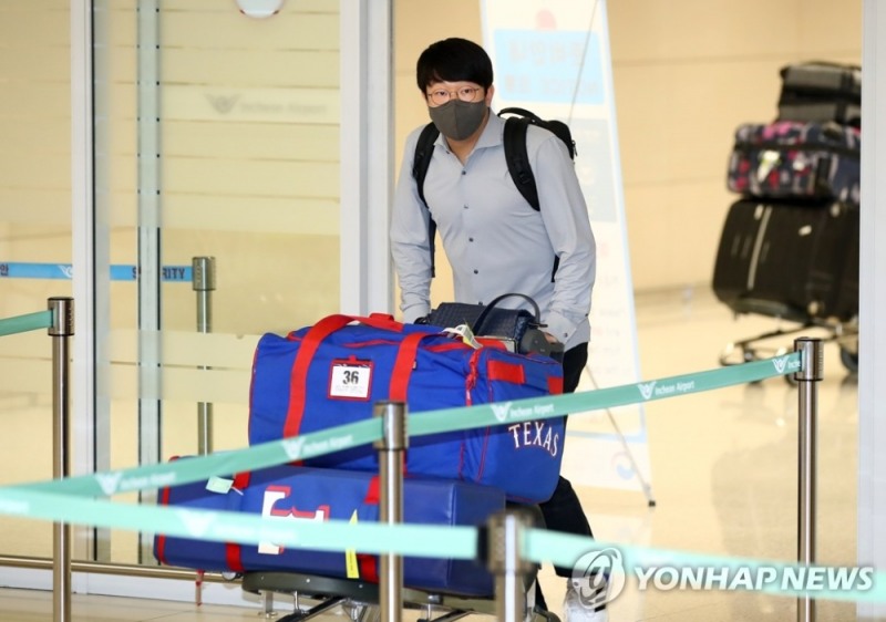 (영종도=연합뉴스) 미국프로야구 메이저리그와 마이너리그를 오가며 미국 무대에 도전했던 양현종이 5일 오후 인천국제공항 제2터미널을 통해 귀국하고 있다.