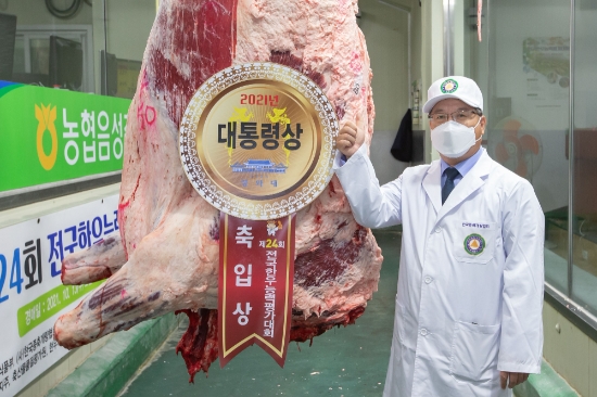 강동만 동원홈푸드 축육부문 대표이사가 13일 충북 음성에서 열린 ‘제24회 전국한우능력평가대회’에서 대통령상 한우를 낙찰받고 기념 촬영을 하고 있다