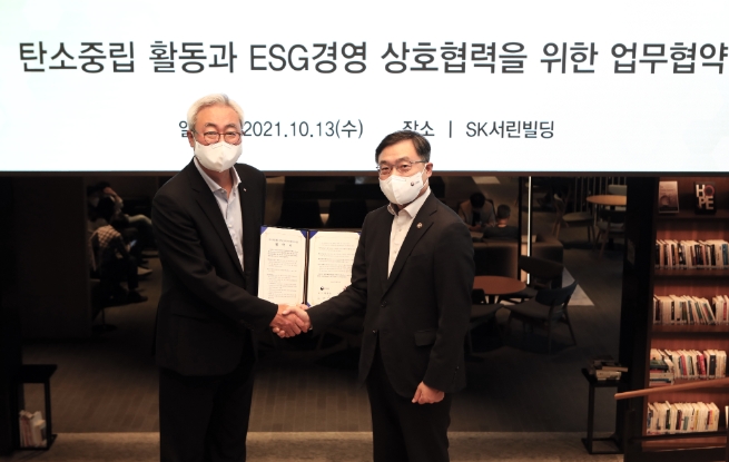 김준 SK수펙스추구협의회 환경사업위원회 위원장(사진 왼쪽)과 최병암 산림청장 사진 제공 = SK그룹