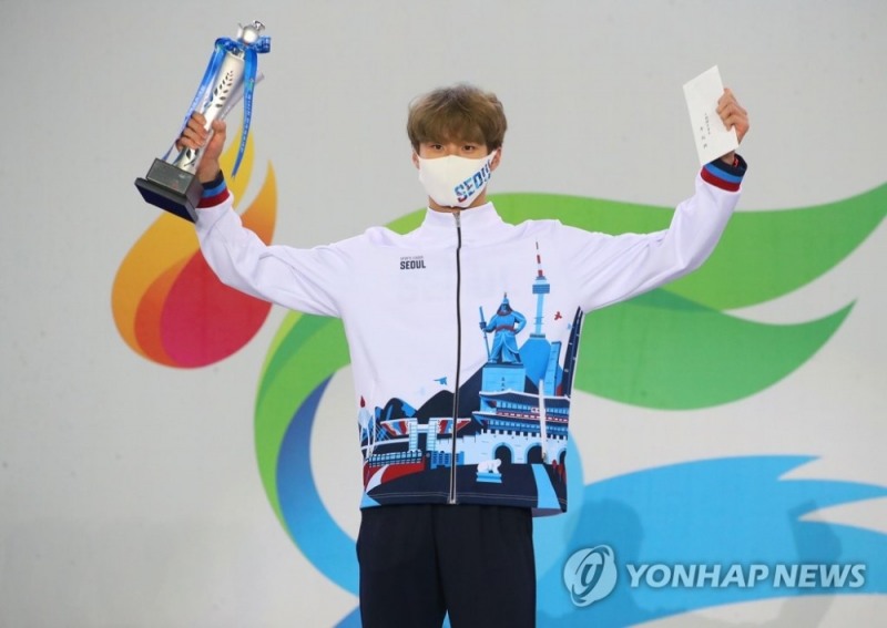 (구미=연합뉴스) 14일 오후 경북 구미 시민운동장에서 열린 102번째 전국체육대회 폐막식에서 한국 수영의 간판스타 황선우(18·서울체고)가 최우수선수(MVP)에 선정된 후 기뻐하고 있다.