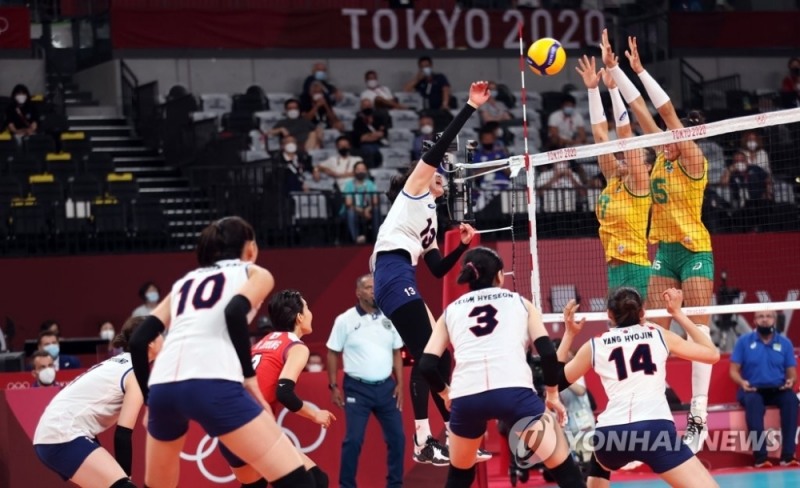 2020 도쿄올림픽 여자배구 4강전에서 한국의 에이스 김연경이 브라질 블로킹 벽을 향해 강타를 날리고 있다. 블로킹을 할 때는 오버네트가 허용된다. [도쿄=연합뉴스 자료사진]