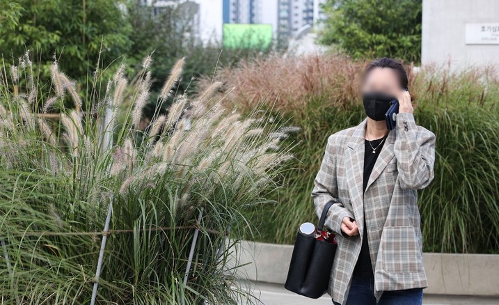 쌀쌀한 가을날씨를 보인 지난 11일 서울 시내 거리에서 시민이 겉옷을 입고 이동하고 있다.