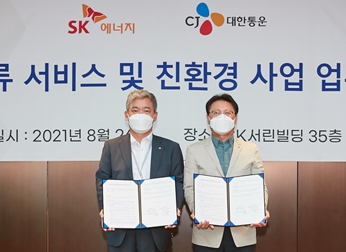 택배 물류업체들의 ESG 경영이 가속화 되고 있다.CJ대한통운은 SK에너지와 '도심 물류서비스 및 친환경 사업 업무협약'을 체결했다고 26일 밝혔다. 신영수 CJ대한통운 택배부문 대표(왼쪽)와 오종훈 SK에너지 P&M CIC 대표/사진 제공 = CJ대한통운