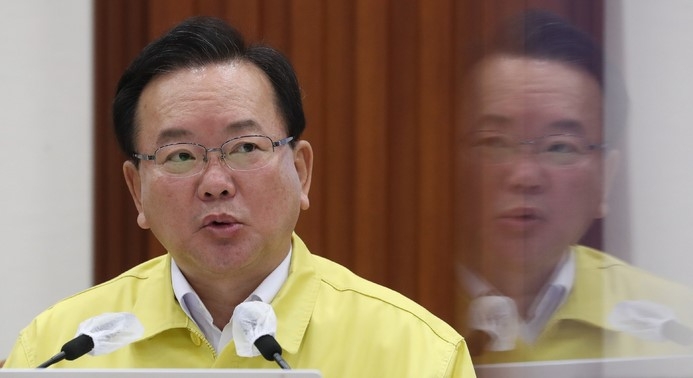 김부겸 국무총리가 15일 오전 서울 종로구 정부서울청사에서 열린 코로나19 중앙재난안전대책본부(중대본) 회의에 참석해 발언하고 있다.