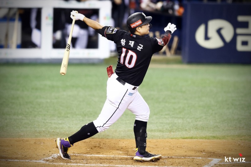 2015년부터 지난해까지 5년 연속 20홈런 이상을 날리며 꾸준함의 대명사인 황재균은 시즌 10호 홈런을 날린 뒤 32게임째 홈런이 없는 등 전반적인 타격부진에 시달리고 있다.