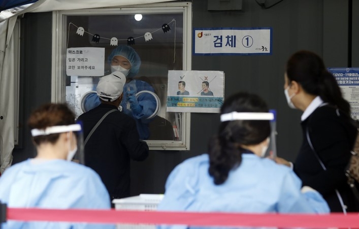 지난 14일 서울역 임시선별검사소를 찾은 시민이 검사를 하고 있다.