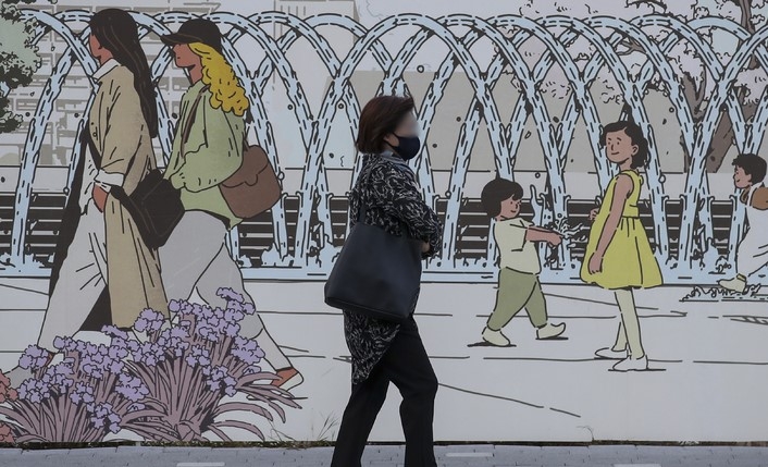 지난 14일 오전 서울 종로구 광화문광장에서 가을옷을 입은 시민들이 이동하고 있다.