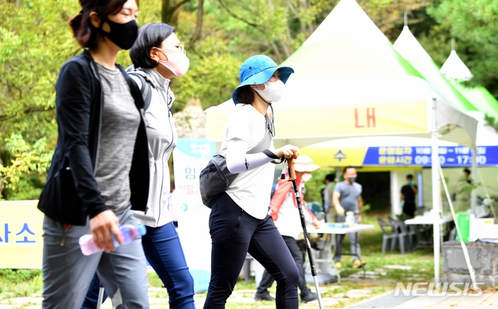 14일 오전 광주 동구 무등산국립공원 증심사 인근에 탐방객 대상 코로나19 임시 선별검사소가 설치돼 운영되고 있다.