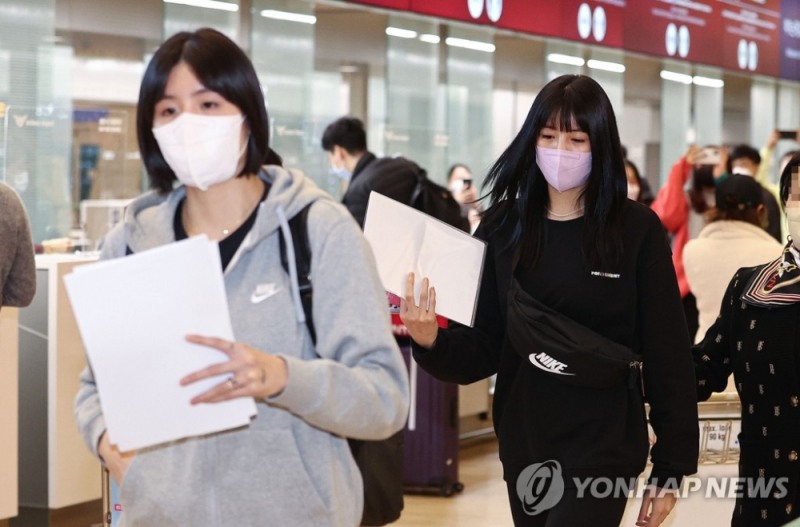 (영종도=연합뉴스) 학창 시절 폭력(학폭) 가해 논란에 휩싸인 배구선수 이재영·이다영 자매가 16일 오후 그리스 리그 PAOK 테살로니키 구단에 합류하기 위해 인천국제공항 제1터미널에서 출국장으로 이동하고 있다.