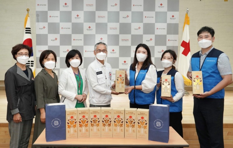 영주적십자병원에서 진행된 '파리바게뜨 창립 35주년 사회공헌 행사'에서 영주적십자병원 관계자들과 (주)파리크라상 직원들이 기념사진을 촬영하고 있다.