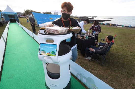 15일 ‘DIGICO캠핑 in Jeju’ 에 참가한 가족들이 캠핑을 즐기고 있는 모습