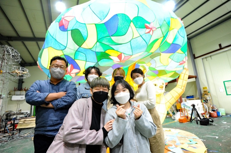 왼쪽부터 시계방향으로 한국전통등연구원 백창호 원장, 최우수상 수상자들 (이시안, 서아린, 한아란, 박정아, 허정수)