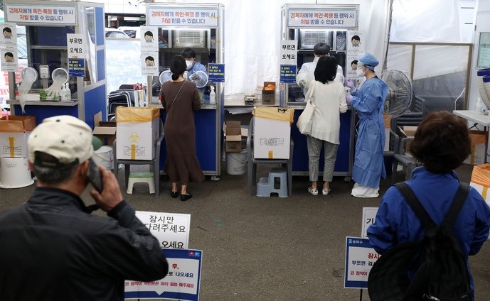 지난 12일 오전 서울 송파구보건소 선별진료소에서 의료진이 검체를 채취하고 있다.