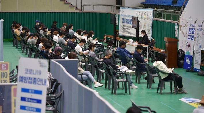 지난 13일 오전 대구 북구 예방접종센터에서 백신 접종을 마친 시민들이 이상반응 모니터링을 하고 있다.