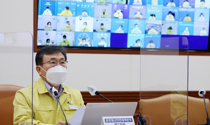 권덕철 중앙재난안전대책본부(중대본) 제1차장이 17일 오후 서울 종로구 정부서울청사에서 열린 코로나19 중대본 회의에 참석해 발언하고 있다.