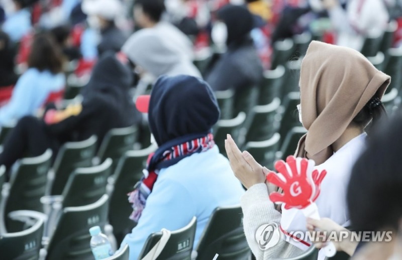 (부산=연합뉴스) 17일 부산 사직구장에서 열린 2021 KBO 프로야구 SSG 랜더스와 롯데 자이언츠 더블헤더 1차전. 쌀쌀한 날씨에 외투를 입은 야구팬들이 경기를 지켜보고 있다