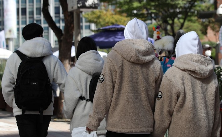 서울 최저기온이 1.3도를 기록한 17일 오후 서울 중구 명동거리에서 두꺼운 옷을 입은 시민들이 걸어가고 있다.