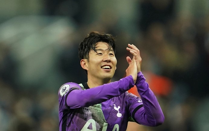 영국 프리미어리그(EPL) 토트넘 홋스퍼의 손흥민이 17일(현지시간) 뉴캐슬과의 시즌 8라운드 경기에서 3-2로 승리한 후 박수를 치고 있다. 코로나19에 확진됐다는 잘못된 소문으로 우려를 불렀던 손흥민은 이날 시즌 4호골을 기록하며 팀의 2연승을 이끌었다.