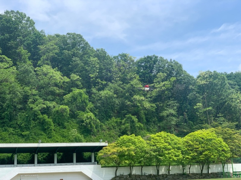 성남시가 스마트 산림행정 추진을 위해 드론으로 방제하고 있다.사진=성남시제공