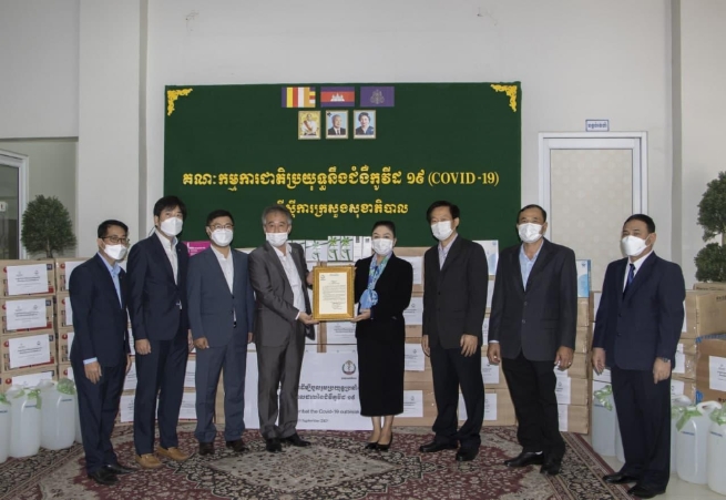 금융업계의 동남아 시장 공략이 본격화되고 있다. NH농협은행(은행장 권준학)은 농협파이낸스캄보디아를 통해 캄보디아 보건부에 ‘신종 코로나바이러스 감염증(코로나19)’ 관련 방역물품과 생활용품을 전달했다고 12일 밝혔다./사진 제공 = NH농협은행