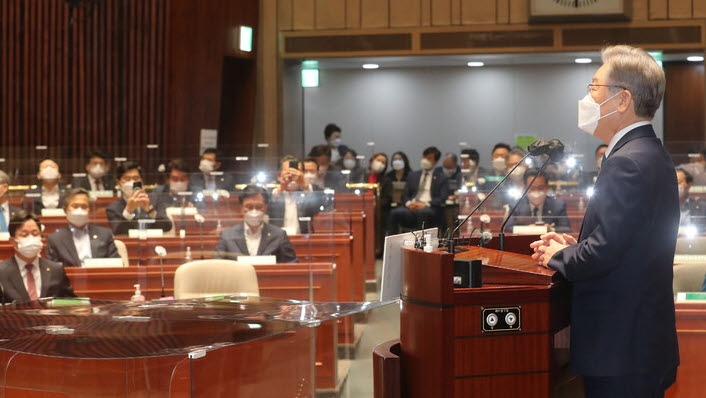 이재명 더불어민주당 대선후보가 지난 15일 서울 여의도 국회에서 열린 의원총회에서 발언하고 있다. (공동취재사진)