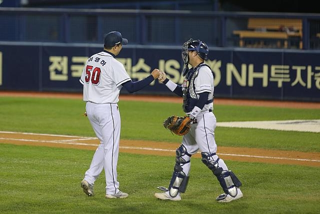 투수 이영하와 포수 장승현