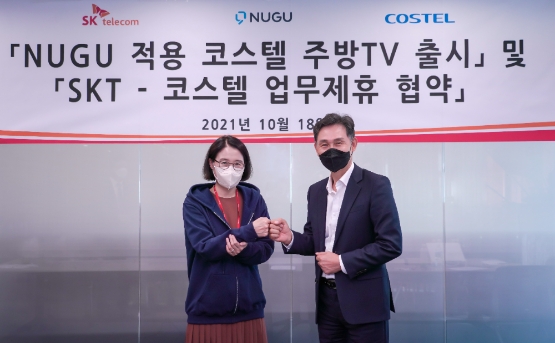 이현아 SKT AI&CO장(왼쪽)과 류성현 코스텔 대표이사/사진 제공 = SK텔레콤