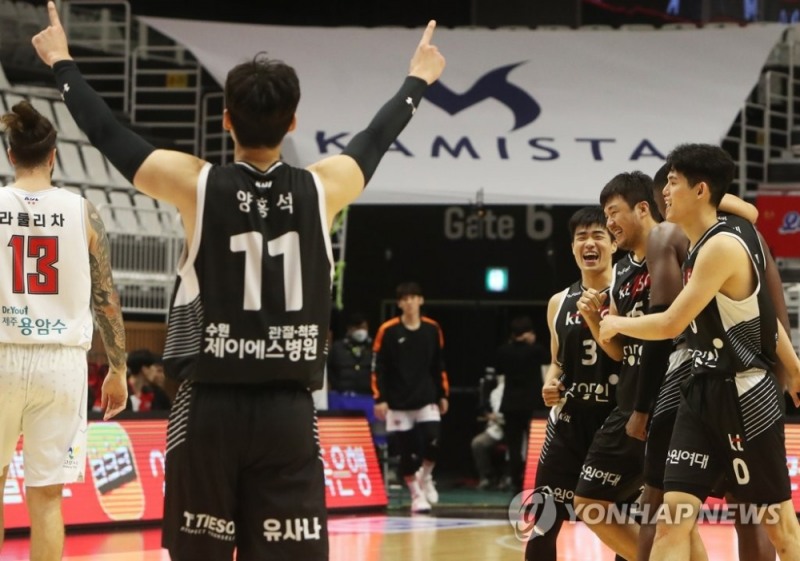 수원=연합뉴스) 18일 경기도 서수원칠보체육관에서 열린 프로농구 수원 KT 소닉붐과 고양 오리온 오리온스의 경기. 3점 슛을 성공시킨 KT 김동욱이 동료들과 기뻐하고 있다.