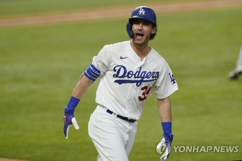 코디 벨린저가 2020 NLCS 7차전에서 결승 홈런포를 터뜨린 후 포효하고 있다.