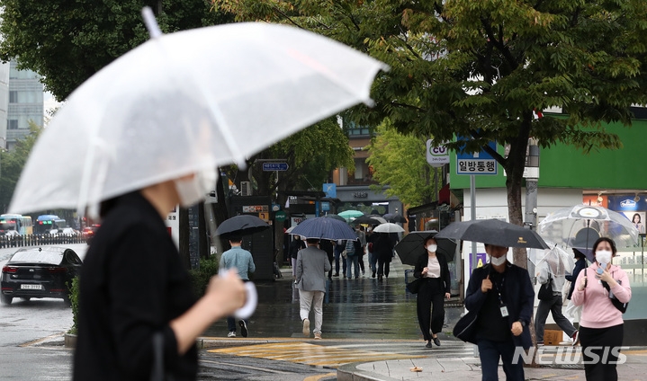 가을비가 내리고 있는 지난 8일 오후 서울 종로구 광화문네거리에서 시민들이 우산을 쓰고 걸어가고 있다. 
