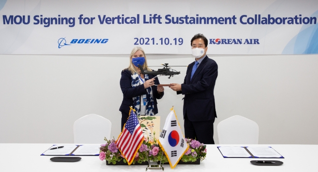 이수근 대한항공 Operation 부문 부사장(오른쪽)과 마리아 레인 (Maria Laine) 보잉 인터내셔널 세일즈·전략 파트너십 부사장(VP, International Sales and Strategic Partnerships)(왼쪽)/사진 제공 = 대한항공