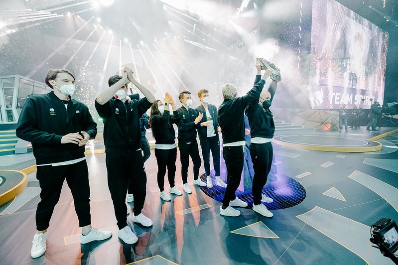 도타2 TI10서 우승을 차지한 팀 스피릿(사진출처=밸브)