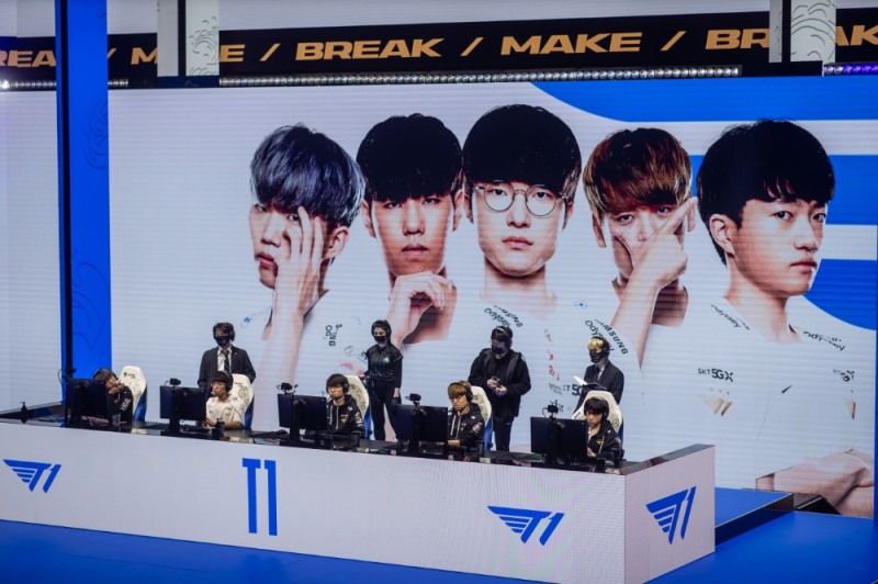 2021 롤드컵 경기석에 앉은 T1(사진=라이엇 게임즈 제공).
