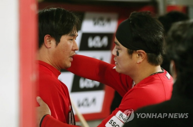 (광주=연합뉴스) 19일 광주 기아챔피언스필드에서 열린 2021 프로야구 SSG 랜더스와 KIA 타이거즈 경기. SSG 최정이 4회초 2사 주자 없는 상황에서 통산 400홈런을 치고 더그아웃으로 돌아오자 추신수 선수가 포옹하고 있다. 400홈런 기록은 이승엽 선수 이후 역대 2번째다.