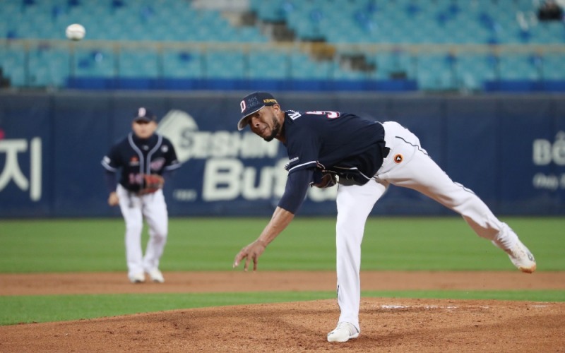 두산의 미란다가 19일 대구 원정경기 삼성전에서 7이닝동안 10개의 탈삼진을 보태 시즌 221탈삼진으로 1984년 최동원의 시즌 최다 탈삼진 223개에 2개차로 다가섰다.[사진 연합뉴스