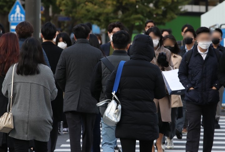 서울 아침 기온이 4도를 기록한 지난 18일 오전 서울 종로구 광화문 네거리 인근에서 두꺼운 옷을 입은 시민들이 횡단보도를 건너고 있다. 