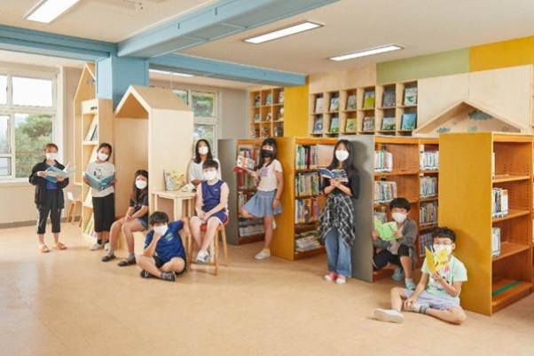제26호 뉴스킨 희망 도서관 ‘용주도서관’에서 기념 촬영을 하고 있는 학생들