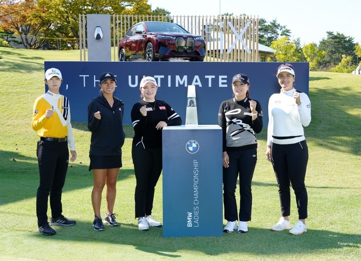 19일 부산 LPGA 인터내셔널 부산에서 열린 BMW 레이디스 챔피언십 포토콜 행사에서 선수들이 포즈를 취하고 있다. 왼쪽부터 박성현, 대니얼강, 장하나, 고진영, 한나 그린(Hannah Green). (사진=BMW 코리아 제공)