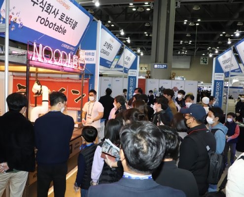 2020 로보월드에 참가한 전문업체와 방문객들의 모습. 사진=한국로봇협회