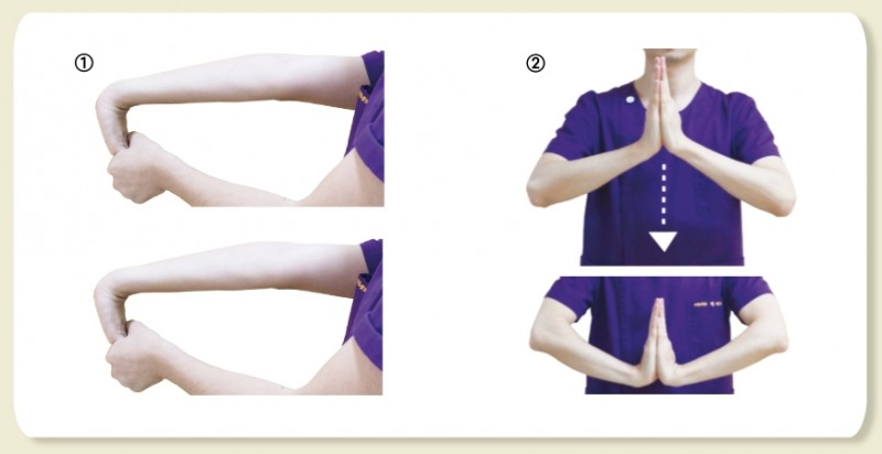 ①손등&손바닥 당기기 : 팔을 쭉 펴 가슴 앞에 두고 손가락을 잡아 손등과 손바닥을 몸쪽으로 당긴다 ②양손 붙여 내리기 : 양 손바닥을 붙인 자세에서 아래로 손바닥을 내려 팔 안쪽을 늘여준다 (제공:바른본병원)