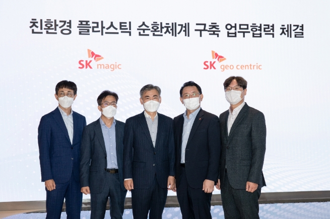 (왼쪽부터) 김문기 SK매직 그린프로젝트팀장, 강규섭 SK매직 GTRC TF장, 윤학진 SK매직 화성공장장 겸 생산실장, 배성찬 SK지오센트릭 오토모티브 사업부장, 권상민 SK지오센트릭 오토모티브 시장개발팀장/사진 제공 = SK매직