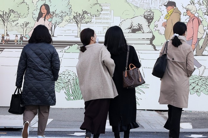 서울 아침 기온이 5도를 기록한 지난 20일 오전 서울 종로구 세종대로 인근에서 시민들이 이동하고 있다.