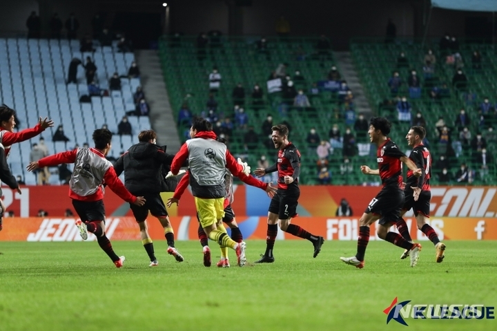 포항 수비수 그랜트의 동점골. (사진=프로축구연맹 제공)