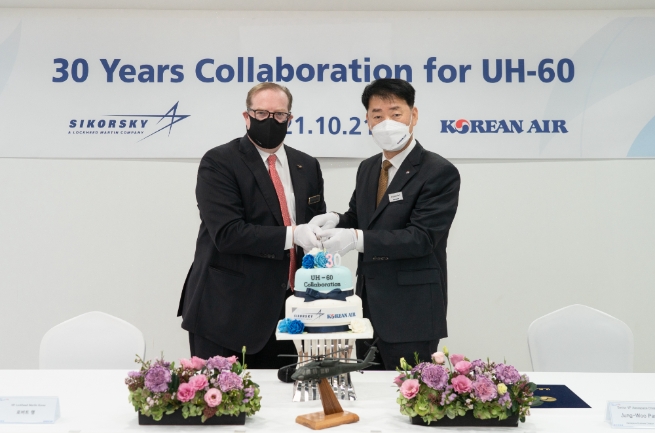 박정우 대한항공 항공우주사업본부 본부장(오른쪽)과 로버트 랭(Robert Laing) 록히드마틴 한국지사장(왼쪽)/사진 제공 = 대한항공