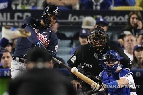 애틀랜타 로사리오가 4차전에서 9회에 쐐기포를 날리고 있다.