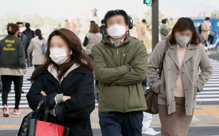 최저기온 5도를 보이는 지난 21일 오전 서울 종로구 광화문 네거리에서 출근길 시민들이 발걸음을 재촉하고 있다. 